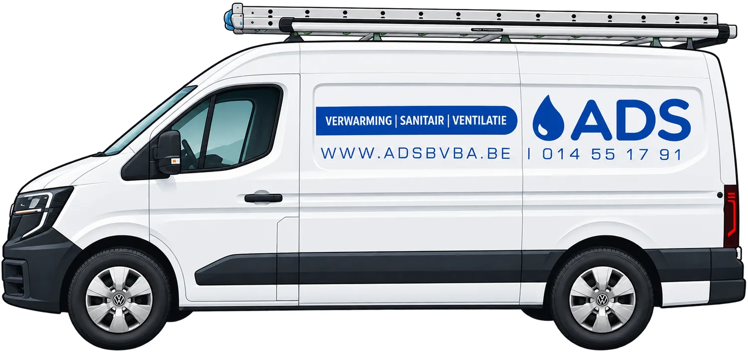 De witte ADS-bestelwagen met dakladder en blauwe belettering